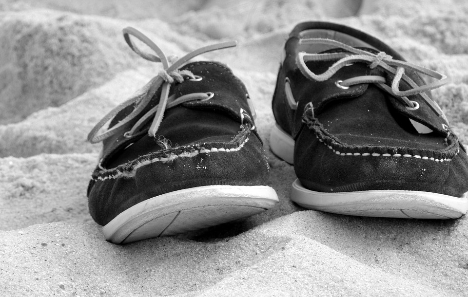 Zapatos abandonados en la arena